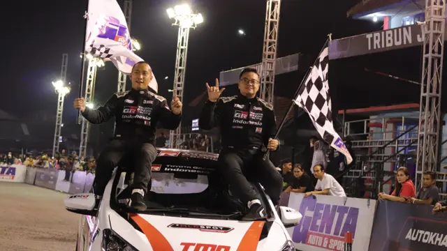 Adrianza Yunial (kiri) dan Anjasara Wahyu (kanan) raih juara satu di Kelas Tandem (TGRI)