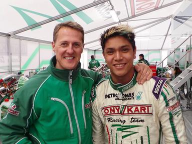 Philo Paz Patric Armand adalah pembalap Formula 2. Tentu sebagai seorang pembalap, pasti mengenal Michael Schumacher seorang pembalap legenda yang diidolakan oleh para pembalap muda. Ia pun sempat berfoto bersama dengannya. (Liputan6.com/IG/@illopaz)