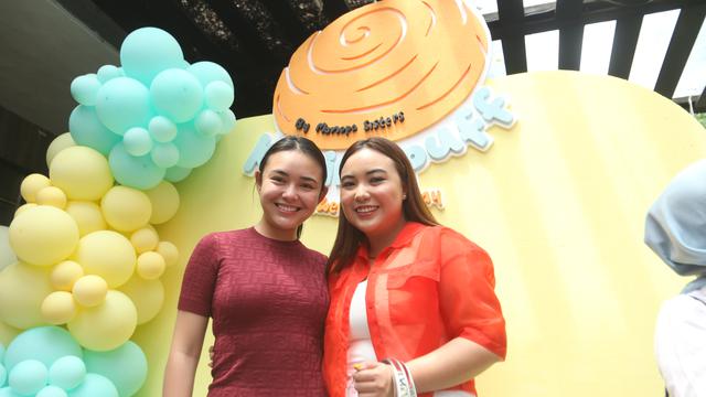 Amanda Manopo dan Angelica Manopo dikenal dengan sebutan Manopo Sisters. Keduanya eksis menggeluti bisnis kue