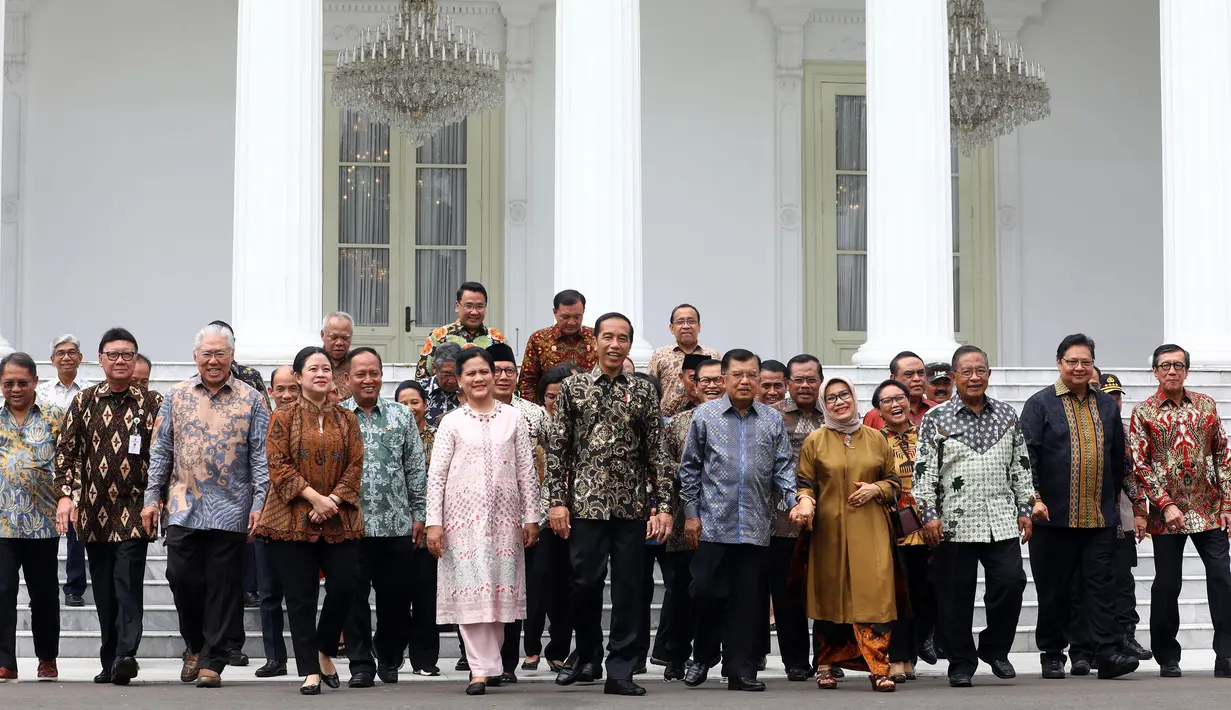 Presiden Joko Widodo bersama Ibu Iriana Joko Widodo dan Wapres Jusuf Kalla bersama Ibu Mufidah Jusuf Kalla dan sejumlah Menteri Kabinet Kerja Periode 2014-2019 usai foto bersama saat acara perpisahan di Istana Negara, Jakarta, Jumat (18/10/2019). (Istimewa)