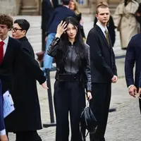 Kali ini, sang aktris sekaligus global ambassador kembali menunjukkan pesonanya saat menghadiri presentasi koleksi Hiver 2026 dari Celine di ajang Paris Fashion Week pada Sabtu (7/3). [@suzybae115].