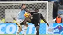 Bek Lazio Francesco Acerbi berebut bola dengan penyerang Udinese Isaac Success pada pekan ke-15 Liga Italia di Olimpico Stadium, Jumat (3/12/2021). Lazio harus puas berbagi poin setelah ditahan imbang Udinese 4-4. (AP Photo/Gregorio Borgia)