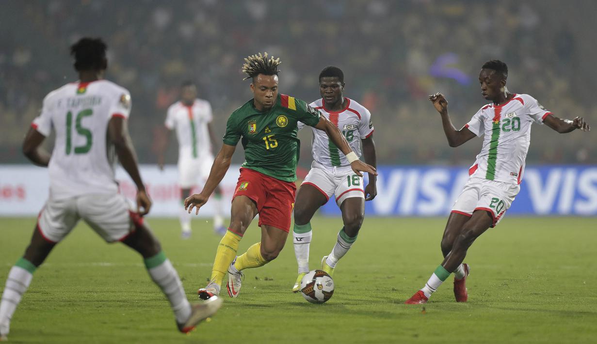 Sebagai tuan rumah, Skuat Indomitable Lions tentu tak ingin kehilangan muka lagi setelah dikalahkan Mesir di semifinal. Namun, Kamerun terlihat masih "jet lag" usai laga tersebut dan tampil kurang baik sejak awal pertandingan. (AP/Sunday Alamba)