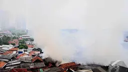 Asap membumbung tinggi akibat terbakarnya permukiman padat tepat di belakang Mal Gandaria City, Jaksel, Kamis (26/6/2014) (Liputan6.com/Faizal Fanani) 