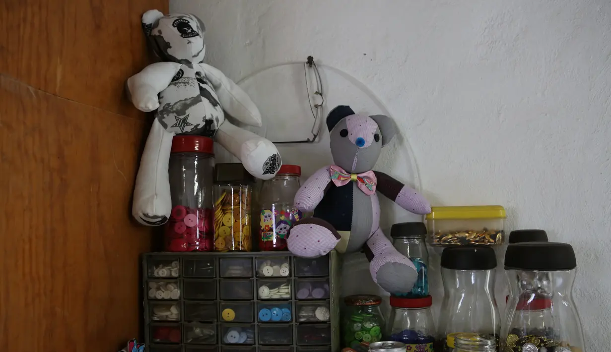 Boneka beruang terbuat dari potongan pakaian yang dikenakan korban COVID-19, duduk di bengkel penjahit Irma de la Parra, di Mexico City, 24 April 2021. De la Parra biasa membuat baju guru, tetapi penutupan sekolah selama pandemi membuatnya kehilangan pekerjaan. (AP Photo/Ginnette Riquelme)