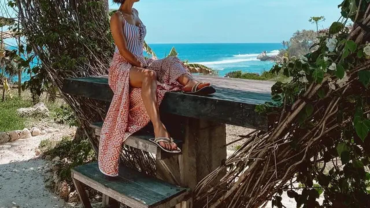 11 Inspirasi Outfit dengan Sandal ala Luna Maya, Cocok Ditiru untuk Liburan
