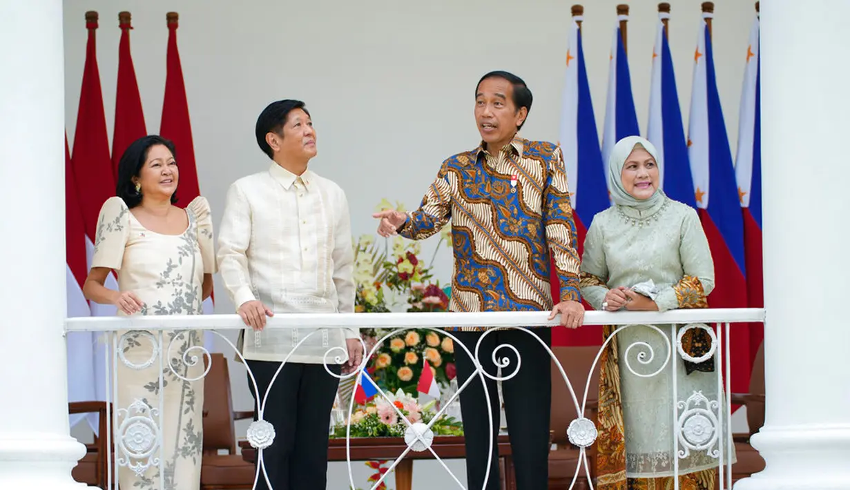 Presiden Indonesia Joko Widodo atau Jokowi (kedua kanan) dan istrinya Iriana (kanan) berbincang dengan Presiden Filipina Ferdinand Marcos Jr (kedua kiri) dan istrinya Madame Louise Araneta Marcos (kiri) saat pertemuan di Istana Kepresidenan Bogor, Bogor, Jawa Barat, Senin (5/9/2022). Ferdinand Marcos Jr adalah putra dari mantan diktator-koruptor Ferdinand Marcos. (AP Photo/Achmad Ibrahim, Pool)