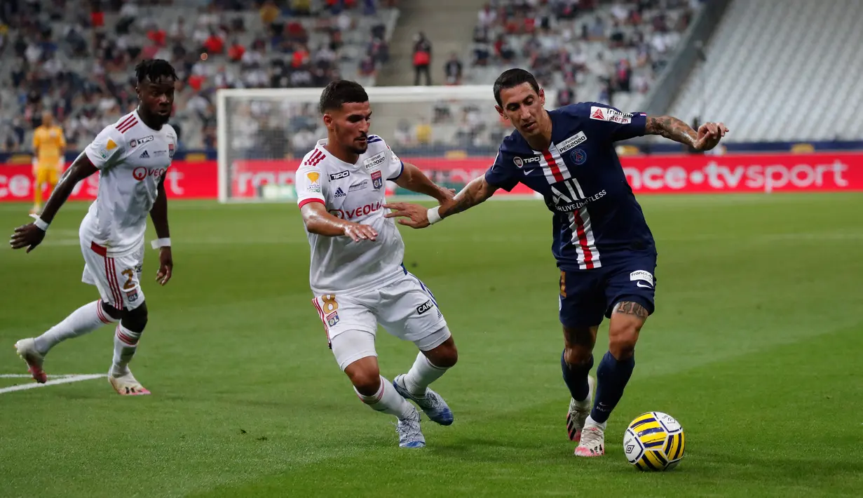 Gelandang PSG, Angel Di Maria mengontrol bola dibayangi pemain Lyon, Marcelo pada laga final Piala Liga Prancis di Stade de France, Paris, Sabtu (1/8/2020) dini hari. PSG menjadi juara Piala Liga Prancis setelah menang melalui adu penalti 6-5. (AP Photo/Francois Mori)