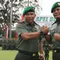 Mayjen TNI Joni Supriyanto (kanan) bersalam komando dengan Pangdam Jaya/Jayakarta yang baru, Mayjen TNI Eko Margiyono usai Apel Bersama Sertijab Pangdam Jaya/Jayakarta di Makodam Jaya, Jakarta, Kamis (31/1). (Liputan6.com/Helmi Fithriansyah)