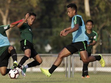 Pemain Timnas Indonesia U-22, Osvaldo Haay, berebut bola saat latihan di Lapangan G, Senayan, Jakarta, Sabtu (5/10). Latihan ini merupakan persiapan menjelang SEA Games 2019. (Bola.com/Yoppy Renato)