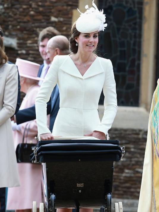 Kate Middleton mendorong putrinya, Putri Charlotte usai pembaptisan di Gereja Magdalena Mary St di Sandringham, Inggris, pada tanggal 5 Juli 2015. (AFP Photo / Chris Jackson)