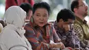 Intan Mardiana berdialog dengan rekan di sampingnya saat pembukaan acara HUT Museum Nasional Ke 237 di Jakarta, Jumat (24/4/2015). Aneka permainan tradisional akan dilombakan dalam meperingati HUT Museum Nasional ke 237. (Liputan6.com/JohanTallo)