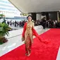 Penampilan Krisdayanti kenakan kebaya brokat emas tak kalah memesona. Paduan selendang dan kain songket merah menambah kesan glamor pada penampilannya. [@krisdayantilemos].