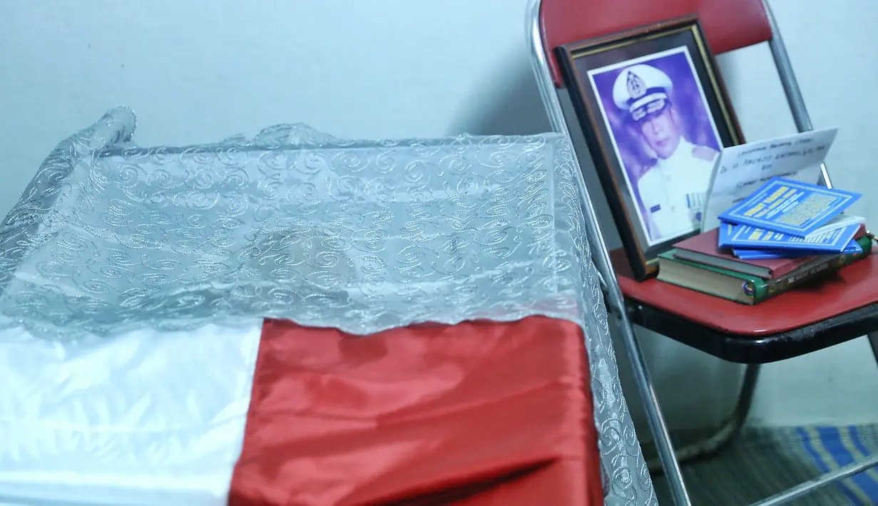 Jenazah Amoroso Katamsi pun dibaringkan di dalam sebuah peti yang berselimutkan bendera merah putih. Dan jenazah diletakan di salah satu ruang di kediamannya, para pelayat pun datang memberikan doa terbaiknya. (Nurwahyunan/Bintang.com)