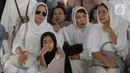 Keluarga, kerabat, dan masyarakat umum turut mengantarkan jenazah Titiek Puspa ke tempat peristirahatan terakhir. (Liputan6.com/Herman Zakharia)