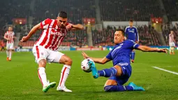 Pemain Stoke City Jonathan Walters mencoba melepaskan tendangan dari penjagaan pemain Chelseaa John Terry pada babak 16 besar Piala Liga Inggris, Rabu (28/10/2015) dini hari WIB. (Reuters / Darren Staples)