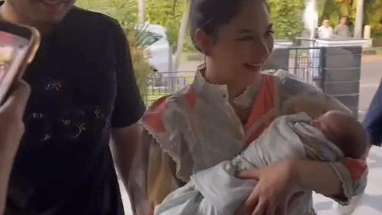 Disambut Adat Batak Saat Sampai Di rumah, Ini Potret Jessica Mila Pertama Kali Gendong Anaknya