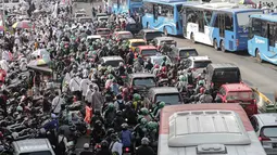 Kendaraan terjebak kemacetan di kawasan Jalan Thamrin dan Merdeka Barat, Jakarta, Senin (2/12/2019). Sejumlah ruas jalan di Jakarta mengalami kemacetan parah akibat aksi reuni 212 di kawasan Monas. (Liputan6.com/Faizal Fanani)