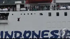Seorang bocah di Pelabuahan Merak melompat dari kapal Fery yang berisi pemudik (Liputan6.com/JohanTallo)