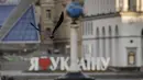 Seekor burung terbang dengan latar belakang tanda "I love Ukraina" di pusat kota Kiev, 16 Maret 2022, di tengah jam malam. Invasi Rusia ke Ukraina memasuki hari ke-21. Berbagai upaya negosiasi menuju kompromi telah dilakukan demi menuju perdamaian di antara kedua belah pihak. (AP Photo/Vadim Ghirda)