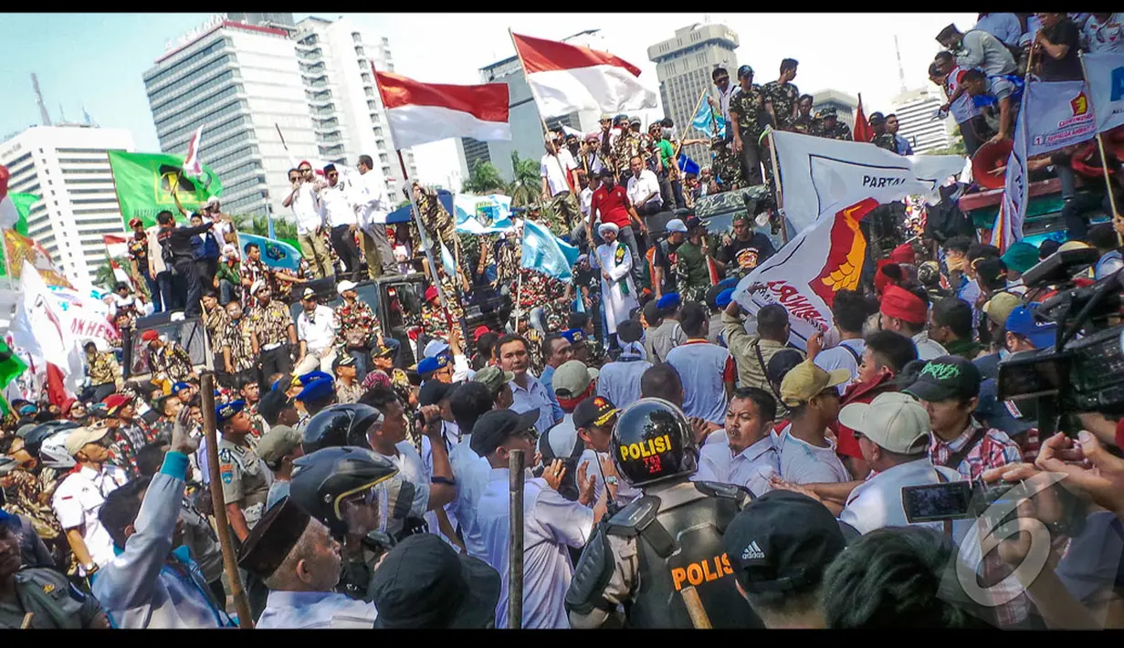 Akhirnya bentrok fisik dengan aparat keamanan tak dapat dielakkan. Massa Prabowo terus menyerang aparat yang berjaga, Jakarta, Kamis (21/8/2014) (Liputan6.com/Faizal Fanani)
