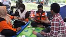 Posko relawan ini juga memberikan pelayanan pijat kepada kepada petugas dan awak media yang terlibat dalam pencarian pesawat AirAsia QZ8501, Pangkalan Bun Kalimantan Tengah, Kamis (8/1/2015). (Liputan6.com/Andrian M Tunay)