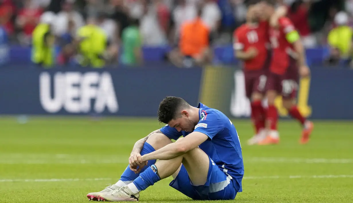 Pemain Italia,Alessandro Bastoni, tertudnuk lesu setelah ditaklukkan Swiss pada babak 16 besar Euro 2024 di Olympiastadion Berlin, Sabtu (29/6/2024). (AP Photo/Antonio Calanni)