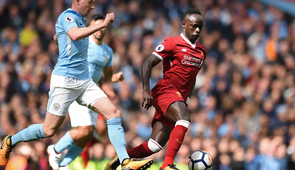 Gelandang Liverpool, Sadio Mane berusaha melewati pemain Manchester City, De Bruyne saat pertandingan Liga Inggris di Stadion Etihad, Manchester (9/9). Manchester City menang telak 5-0 atas Liverpool. (AFP Photo/Oli Scarff)