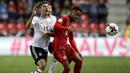 Pemain Jerman, Thomas Müller (kiri) berebut bola dengan pemain Republik Ceska, Theodor Gebre Selassie  pada laga Grup C kualifikasi Piala Dunia 2018 di Plzen, Republik Ceska (1/9/2017). Jerman menang 2-1. (AP/Petr David Josek)