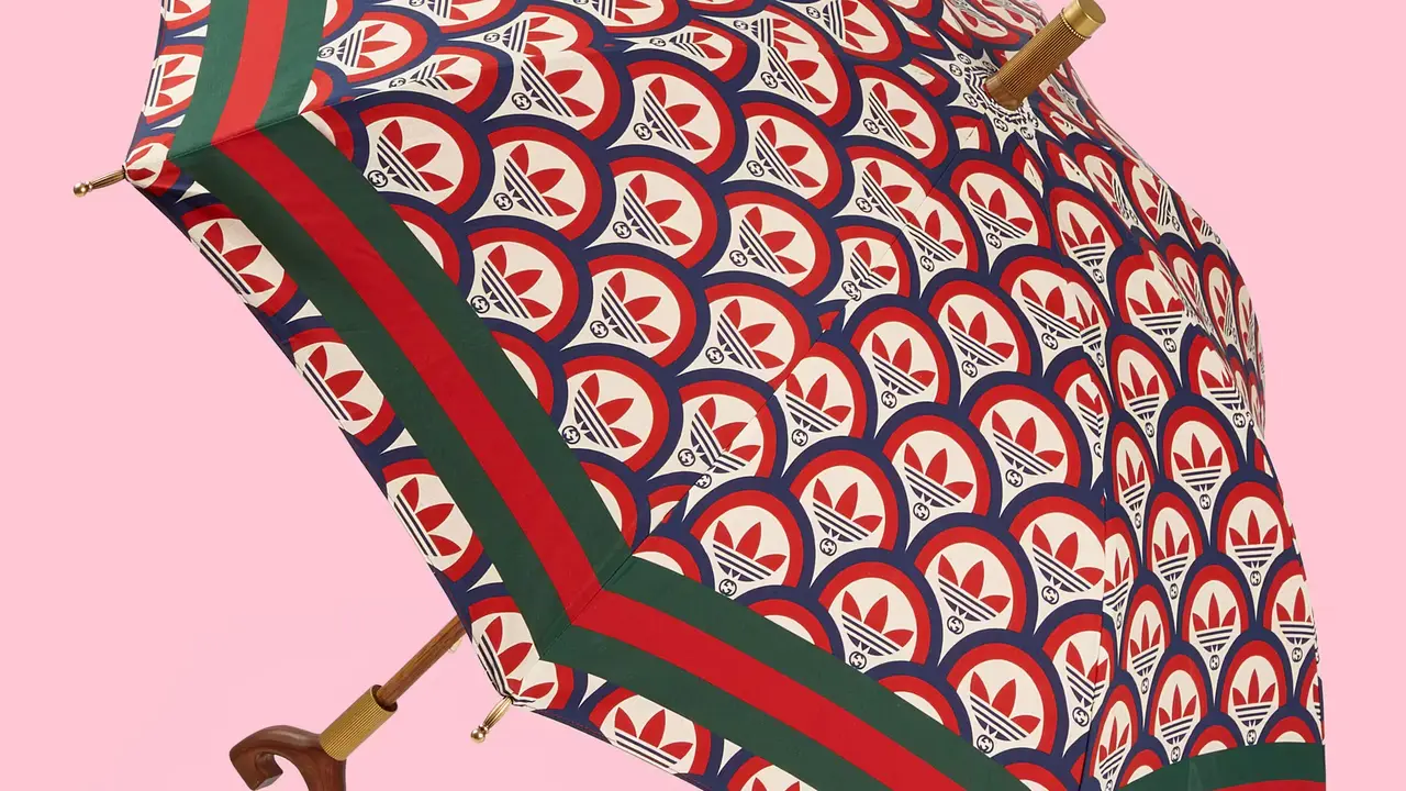 Payung kolaborasi adidas X Gucci. (dok. situs web Gucci)