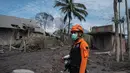 Tim penyelamat melakukan pencarian dekat rumah yang rusak setelah letusan Gunung Semeru di desa Curah Kobokan, Lumajang, Rabu (8/12/2021). Berdasarkan laporan BNPB, jumlah korban meninggal hingga Rabu pukul 10.30 WIB hari ini berjumlah 41 orang dan 12 orang dalam pencarian. (Juni Kriswanto/AFP)