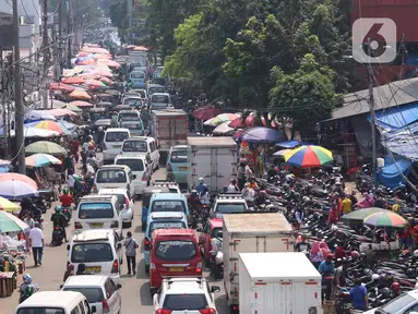 Sejumlah kendaraan terjebak macet di kawasan Pasar Kebayoran Lama, Jakarta, Selasa (11/5/2021). Sudah menjadi tradisi menjelang Idul Fitri 1442 H, warga belanja sembako dan daging untuk keperluan lebaran hingga membuat kawasan tersebut macet. (Liputan6.com/Angga Yuniar)