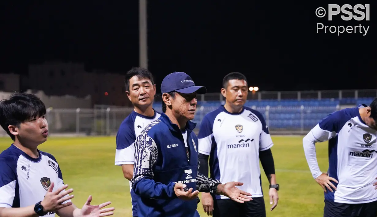 Pelatih kepala Timnas Indonesia, Shin Tae-yong memberikan instruksi kepada para pemain saat melakukan latihan menjelang Kualifikasi Piala Dunia 2024 melawan Bahrain di Hamad Town Youth & Sports Ground, Minggu, 6 Oktober 2024. (Dok. PSSI)