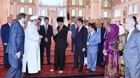 Hadiah Kopiah dan Sarung Jokowi untuk Imam Besar Masjid Turki