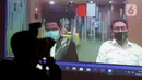 Layar menayangkan terdakwa mantan anggota DPR Sukiman mendengarkan pembacaan putusan dalam sidang secara online di Gedung KPK, Jakarta, Rabu (29/4/2020). Sukiman diduga menerima suap terkait pengurusan dana perimbangan APBN-P 2017 dan APBN 2018 Kabupaten Pegunungan Arfak. (merdeka.com/Dwi Narwoko)