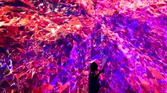 Seorang wanita berswafoto di depan instalasi seni audio visual berjudul “Cornerstone” di Today Art Museum, Beijing, Rabu (9/8). Pameran yang bertemakan ‘.zip’ ini menyajikan karya seni dari berbagai seniman di China. (AP/Andy Wong)