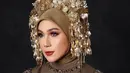 Dengan makeup bold berlipstik merah, Marini Zumarnis lengkapi tampilan dengan suntiang di atas hijab [@marinizumarnisreal]