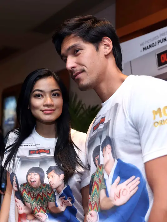 Richard Kyle, lawan main Titi Kamal ini memang beberapa waktu lalu memiliki sebuah projek bareng Cinta Laura. Keduanya menjalani sesi foto untuk cover sebuah majalah. (Nurwahyunan/Bintang.com)