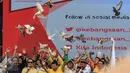 Sejumlah tokoh politik nasional melepas burung merpati di panggung parade kebudayaan 'Aksi Kita Indonesia' di Bundaran HI Jakarta, Minggu (4/12). Pelepasan burung merpati itu simbol perdamaian dalam keberagaman bangsa Indonesia (Liputan6.com/Fery Pradolo)