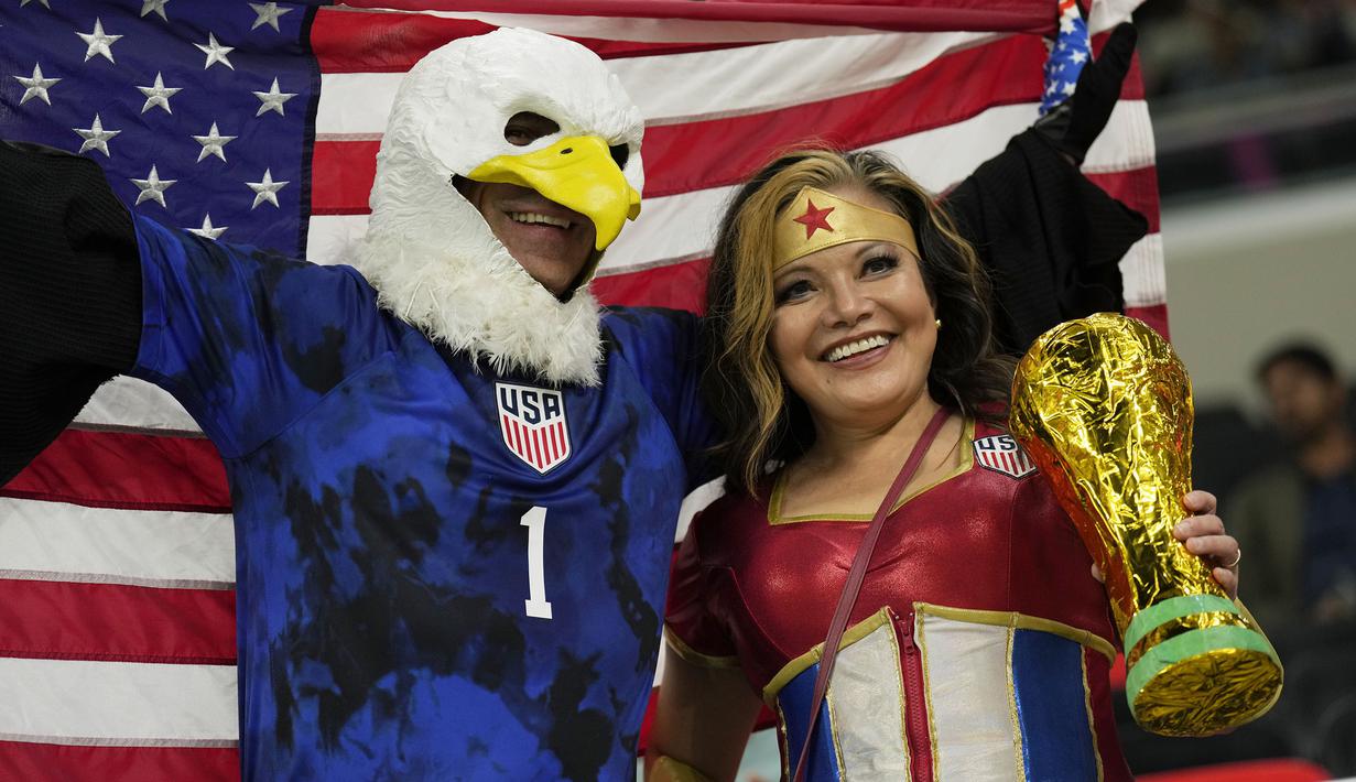 Seorang suporter Amerika Serikat saat menunggu laga Grup B Piala Dunia 2022 antara Amerika Serikat melawan Wales di Ahmad Bin Ali Stadium, Doha, Qatar, Monday Senin (21/11/2022). (AP/Francisco Seco)