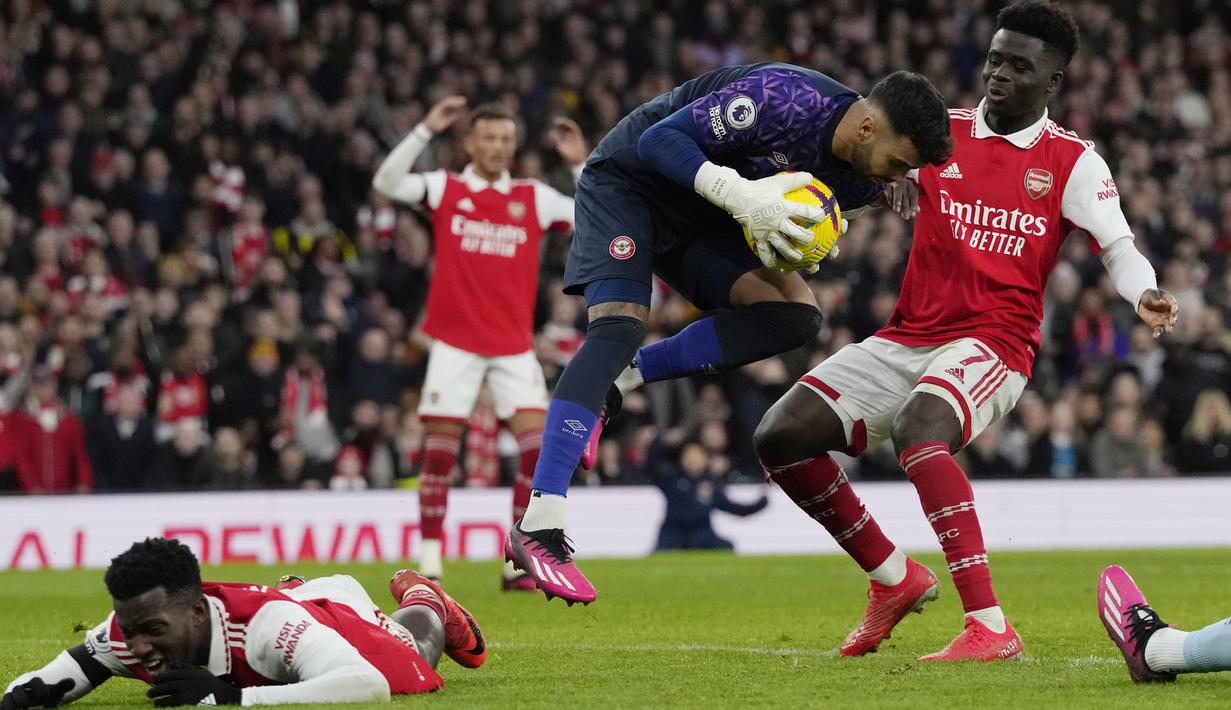 Kiper Brentford, David Raya, menangkap bola saat melawan Arsenal pada laga Liga Inggris di Stadion Emirates, London (11/2/2023). Arsenal gagal memetik tiga poin saat berlaga di kandang sendiri. (AP Photo/Frank Augstein)