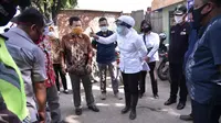 Wakil Wali Kota (Wawako) Palembang Fitrianti Agustinda memarahi para petugas Bulog Palembang, usai mengetahui isi paket sembako yang diberikan ke warganya berkurang (Dok. Humas Kominfo Palembang / Nefri Inge)