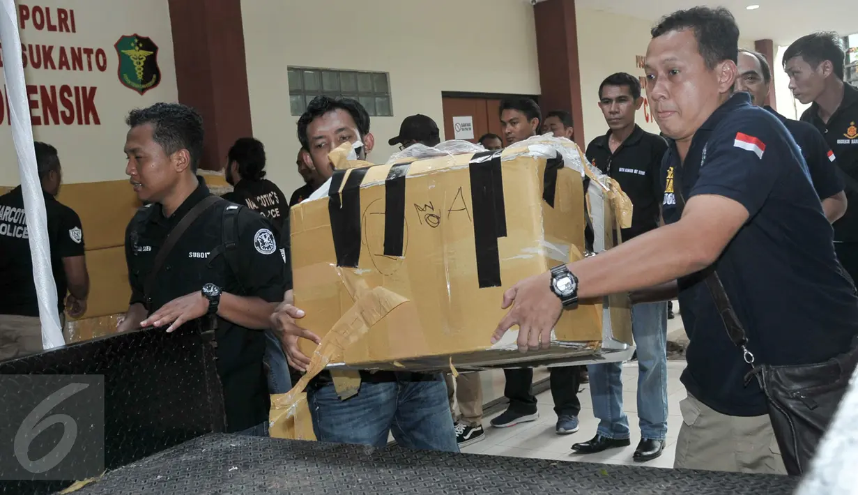 Petugas membawa kardus berisi barang bukti usai rilis pengungkapan narkoba di RS Polri, Jakarta Timur, Jumat (6/1). Dittipidnarkoba Bareskrim bersama Bea Cukai membongkar sindikat narkoba jaringan internasional. (Liputan6.com/Yoppy Renato)