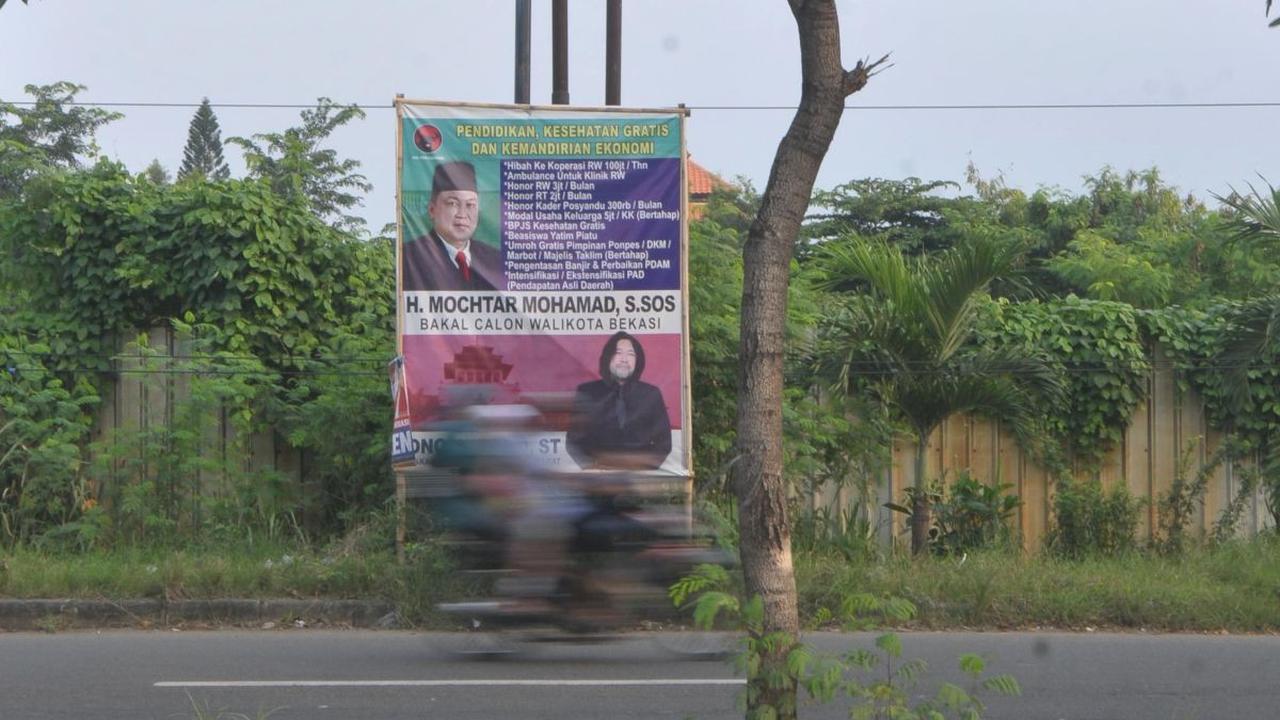 Berbagai alat peraga kampanye pilkada ini bermunculan dengan beragam ukuran, mulai dari poster, baliho sedang hingga baliho besar, dan papan reklame.&nbsp;Merdeka.com/Imam Buhori<br>