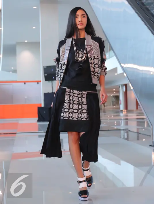 Salah satu keunikan dan menjadi ciri khas karya Danny Satriadi adalah aksesoris kalung dengan ornamen yang dibuat senada dengan busananya saat fashion show di Terminal 3 Ultimate Bandara Soekarno Hatta, Tangerang, Rabu (20/7). (Liputan6.com/Angga Yuniar)