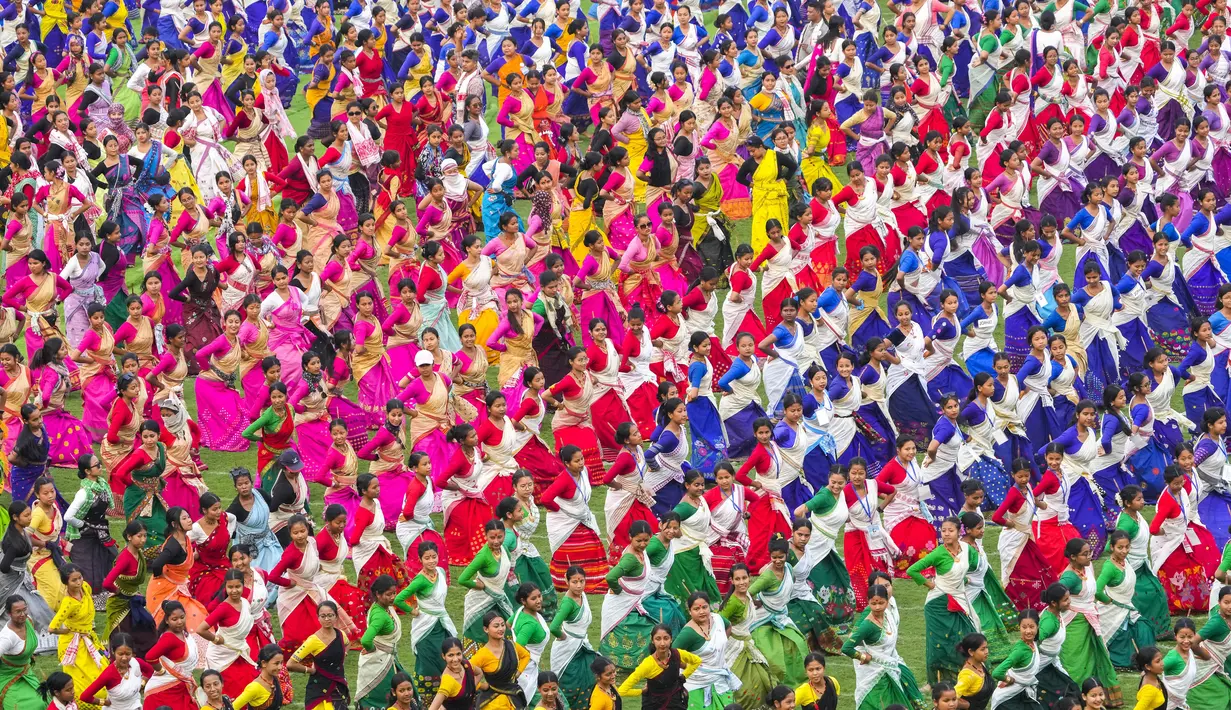 <p>Peserta terdiri lebih dari 7.000 penari, sebagian besar perempuan, dan lebih dari 3.000 penabuh dhol serta musisi lain yang telah dipilih dari semua distrik dari negara bagian. (AP Photo/Anupam Nath)</p>