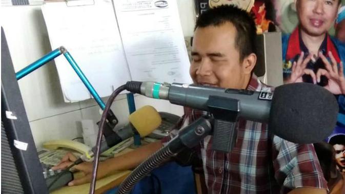 Perjuangan pemuda penyandang tunanetra di Pasuruan, raih impian menjadi penyiar radio. (Liputan.com/ Dian Kurniawan)