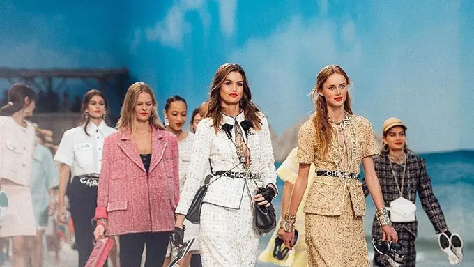 Busana pantai dominasi pertunjukkan Chanel di Paris Fashion Week 2018