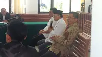 Mantan Anggota DPRD Gumpita (kanan) ketahuan berbohong saat bersaksi di pengadilan tipikor