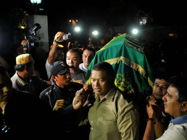 Priya Ramadhani menghembuskan napas terakhir di Rumah Sakit Pondok Indah Jakarta sekitar   pukul 16.50 WIB. Jenazah tiba di rumah duka Jumat (07/03/14) malam usai dimandikan (Liputan6.com/Johan Tallo) 
